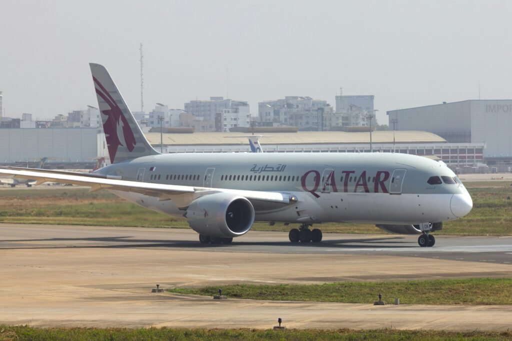 aereo qatar airways sulla pista di decollo