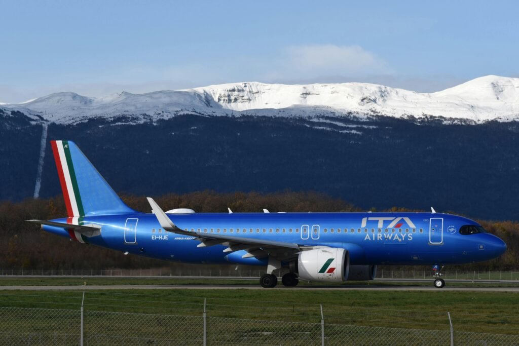 ITA Airways aereo in aeroporto aspettando sulla pista