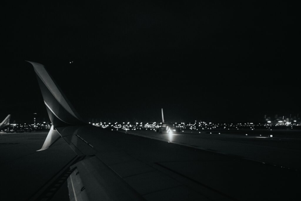 Aerei in pista di notte