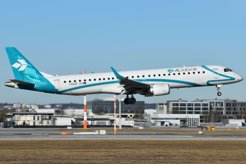 Aereo Embraer di Air Dolomiti in fase di decollo, compagnia per assistenti di volo