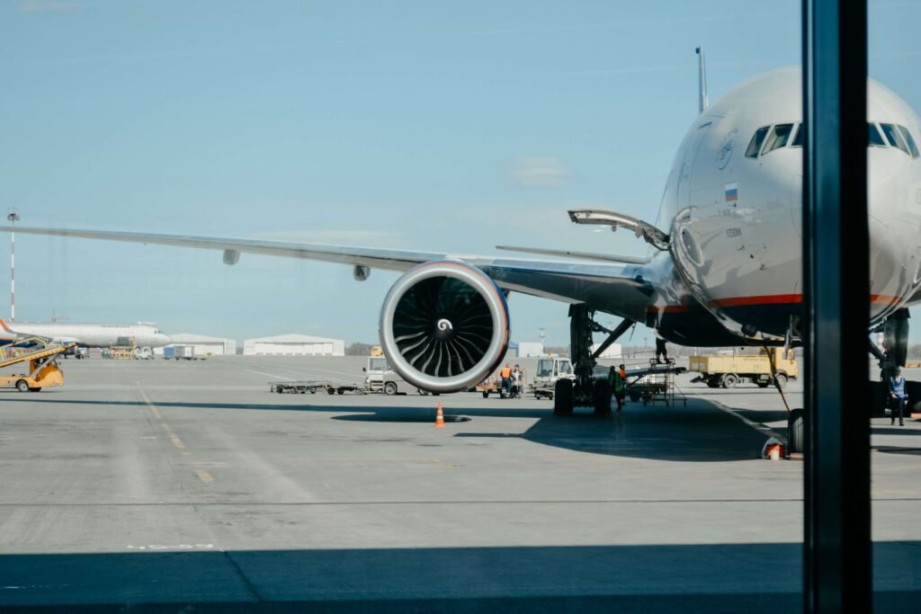 Primo piano del motore di un grande aereo di linea sulla pista durante le operazioni di terra in aeroporto